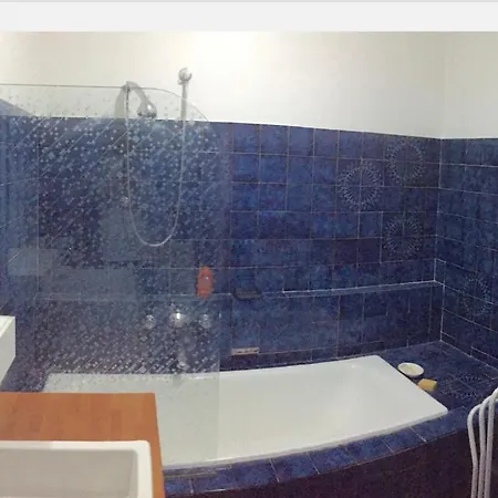 A 10 Minutes De La *